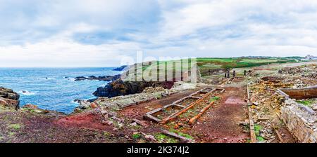 Ruines et fondations de falaise à la mine Levant par la mine Geevor sur la côte nord de Cornwall, qui fait partie du site du patrimoine mondial de l'exploitation minière de Cornouailles de la Tin Coast Banque D'Images