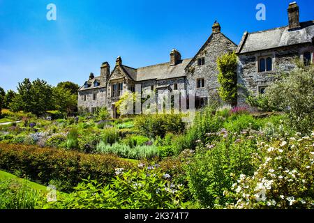 Le jardin en terrasse coloré du manoir médiéval tudor de Cothele, nr Calstock, Cornouailles, Angleterre, Royaume-Uni Banque D'Images