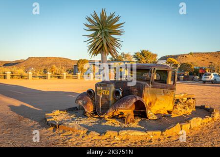 Voiture abandonnée dans le désert de Namibie. Banque D'Images