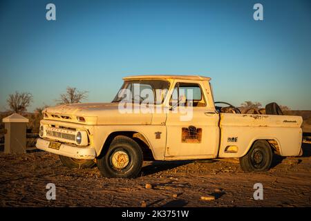 Voiture abandonnée dans le désert de Namibie. Banque D'Images