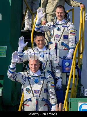 BAIKONUR, KAZAKHSTAN - 21 septembre 2022 - membres d'équipage de l'expédition 68 Dmitri Petelin de Roscosmos, TOP, Frank Rubio de la NASA et Sergey Prokopyev de R Banque D'Images