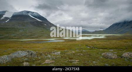 Lac sous les montagnes dans la vallée arctique éloignée le jour nuageux de l'été arctique. Lac Pierikjaure ou Bierikjavrre, Parc national de Sarek, Laponie, Suède Banque D'Images