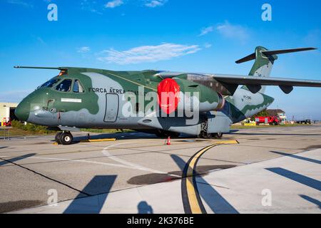 Kecskemet, Hongrie - 29 août 2021: Embraer KC-390 Millénaire. Avion de transport militaire à la base aérienne. Opération de vol par force aérienne. Aviation et aircra Banque D'Images