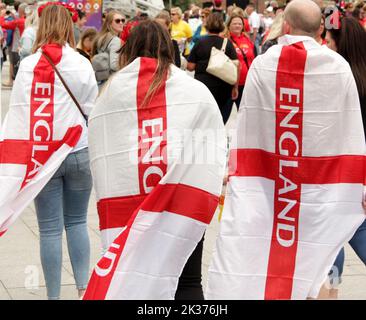 Trois supporters d'Angleterre à la coupe du monde de Netball, Liverpool, 2019 ans, ont drapé dans les drapeaux St Georges Banque D'Images