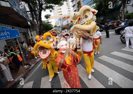 Bangkok, Bangkok, Thaïlande. 25th septembre 2022. Les danseurs traditionnels chinois de lion participent à une parade le premier jour du festival végétarien. Le Festival végétarien annuel, qui dérive des influences religieuses chinoises, a commencé aujourd'hui dans les villes de toute la Thaïlande. Le quartier chinois historique de Yaowarat à Bangkok a vu le début de l'événement de 11 jours, avec des stands de nourriture bordant les rues pour vendre de la nourriture végétalienne. (Credit image: © Adryel Talamantes/ZUMA Press Wire) Banque D'Images