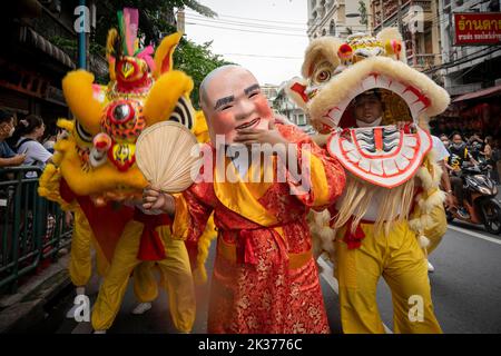 Bangkok, Bangkok, Thaïlande. 25th septembre 2022. Les danseurs traditionnels chinois de lion participent à une parade le premier jour du festival végétarien. Le Festival végétarien annuel, qui dérive des influences religieuses chinoises, a commencé aujourd'hui dans les villes de toute la Thaïlande. Le quartier chinois historique de Yaowarat à Bangkok a vu le début de l'événement de 11 jours, avec des stands de nourriture bordant les rues pour vendre de la nourriture végétalienne. (Credit image: © Adryel Talamantes/ZUMA Press Wire) Banque D'Images