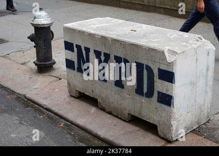 Un bloc de béton du département de police de New York Banque D'Images