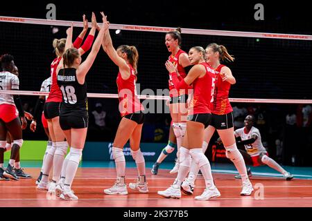 Les Tigres jaunes belges fêtent après avoir remporté un match de volley entre l'équipe nationale belge des femmes les Tigres jaunes et le Kenya, dimanche 25 septembre 2022 à Arnhem pendant l'étape de la piscine (partie 2 de 5) des championnats du monde de volley-ball pour femmes. Le tournoi a lieu de 23 septembre jusqu'à 15 octobre 2022. BELGA PHOTO LUC CLAESSEN Banque D'Images