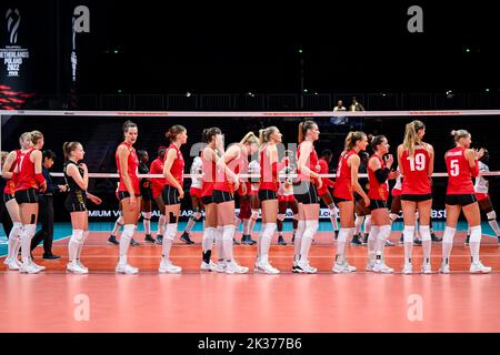 Les Tigres jaunes belges fêtent après avoir remporté un match de volley entre l'équipe nationale belge des femmes les Tigres jaunes et le Kenya, dimanche 25 septembre 2022 à Arnhem pendant l'étape de la piscine (partie 2 de 5) des championnats du monde de volley-ball pour femmes. Le tournoi a lieu de 23 septembre jusqu'à 15 octobre 2022. BELGA PHOTO LUC CLAESSEN Banque D'Images