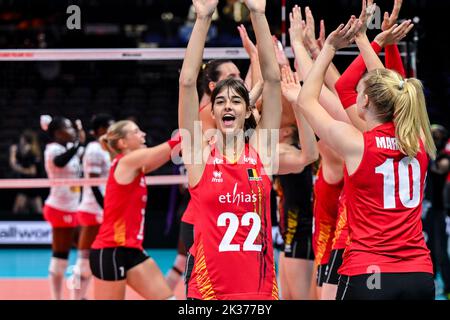 Les Tigres jaunes belges fêtent après avoir remporté un match de volley entre l'équipe nationale belge des femmes les Tigres jaunes et le Kenya, dimanche 25 septembre 2022 à Arnhem pendant l'étape de la piscine (partie 2 de 5) des championnats du monde de volley-ball pour femmes. Le tournoi a lieu de 23 septembre jusqu'à 15 octobre 2022. BELGA PHOTO LUC CLAESSEN Banque D'Images