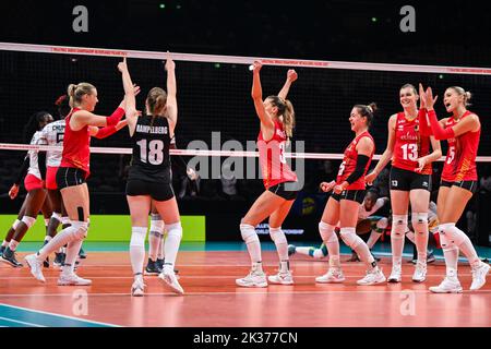 Les Tigres jaunes belges fêtent après avoir remporté un match de volley entre l'équipe nationale belge des femmes les Tigres jaunes et le Kenya, dimanche 25 septembre 2022 à Arnhem pendant l'étape de la piscine (partie 2 de 5) des championnats du monde de volley-ball pour femmes. Le tournoi a lieu de 23 septembre jusqu'à 15 octobre 2022. BELGA PHOTO LUC CLAESSEN Banque D'Images