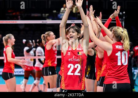 Les Tigres jaunes belges fêtent après avoir remporté un match de volley entre l'équipe nationale belge des femmes les Tigres jaunes et le Kenya, dimanche 25 septembre 2022 à Arnhem pendant l'étape de la piscine (partie 2 de 5) des championnats du monde de volley-ball pour femmes. Le tournoi a lieu de 23 septembre jusqu'à 15 octobre 2022. BELGA PHOTO LUC CLAESSEN Banque D'Images