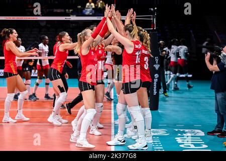 Les Tigres jaunes belges fêtent après avoir remporté un match de volley entre l'équipe nationale belge des femmes les Tigres jaunes et le Kenya, dimanche 25 septembre 2022 à Arnhem pendant l'étape de la piscine (partie 2 de 5) des championnats du monde de volley-ball pour femmes. Le tournoi a lieu de 23 septembre jusqu'à 15 octobre 2022. BELGA PHOTO LUC CLAESSEN Banque D'Images