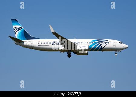 Vienne, Autriche - 13 mai 2018: EgyptAir Boeing 737-800 SU-GDY avion passager arrivée et atterrissage à l'aéroport de Vienne Banque D'Images