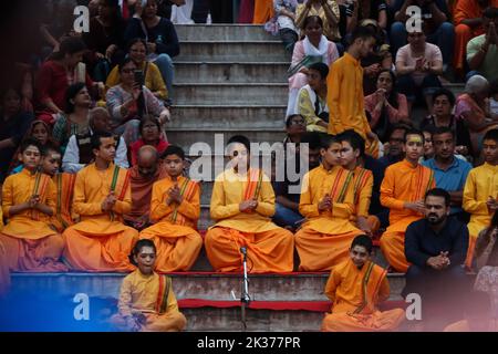 Rishikesh, Uttarakhand, Inde. 23rd septembre 2022. Jeunes rishikumurs étudiant à Gurukul du Parmarth Niketan Ashram chantant le satsang qui a lieu chaque soir dans les ghats de la rivière Ganges. Parmarth Niketan fondé en 1942 par Pujya Swami Sukhdevanandji Maharaj est le plus grand Ashram de Rishikesh, avec plus de 1000 chambres fournissant une atmosphère propre, pure et sacrée avec des jardins abondants et magnifiques à des milliers de pèlerins qui viennent de tous les coins de la Terre. Les activités quotidiennes du Parmarth Niketan comprennent le yoga quotidien spécialisé dans le Vinyasa Yoga, le yoga général Hatha, et le yoga Nindra, Morning U. Banque D'Images