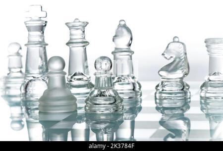 D'échecs en verre transparent isolated on white Banque D'Images