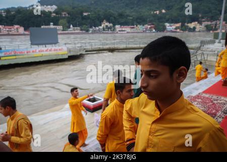 Rishikesh, Uttarakhand, Inde. 23rd septembre 2022. Les jeunes rishikumurs de Parmarth Niketan Ashram se préparer pour la soirée quotidienne Aarti, un rituel pour adorer le fleuve Ganges. Parmarth Niketan fondé en 1942 par Pujya Swami Sukhdevanandji Maharaj est le plus grand Ashram de Rishikesh, avec plus de 1000 chambres fournissant une atmosphère propre, pure et sacrée avec des jardins abondants et magnifiques à des milliers de pèlerins qui viennent de tous les coins de la Terre. Les activités quotidiennes du Parmarth Niketan comprennent le yoga quotidien spécialisé dans le Vinyasa Yoga, le yoga général Hatha, et le yoga Nindra, prières universelles du matin Banque D'Images