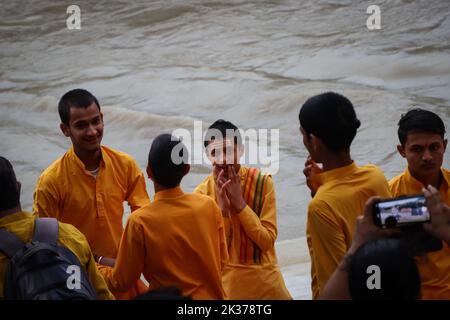 Rishikesh, Uttarakhand, Inde. 23rd septembre 2022. Jeunes rishikumenrs de Parmarth Niketan Ashram aux ghats de la rivière Ganges avant leur rituel quotidien Aarti. Parmarth Niketan fondé en 1942 par Pujya Swami Sukhdevanandji Maharaj est le plus grand Ashram de Rishikesh, avec plus de 1000 chambres fournissant une atmosphère propre, pure et sacrée avec des jardins abondants et magnifiques à des milliers de pèlerins qui viennent de tous les coins de la Terre. Les activités quotidiennes du Parmarth Niketan comprennent le yoga quotidien spécialisé dans le Vinyasa Yoga, le yoga général Hatha, et le yoga Nindra, la prière universelle du matin et la méditation cl Banque D'Images