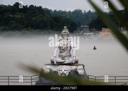 Rishikesh, Uttarakhand, Inde. 23rd septembre 2022. Une statue de Lord Shiva construite au-dessus du fleuve Ganges. Parmarth Niketan fondé en 1942 par Pujya Swami Sukhdevanandji Maharaj est le plus grand Ashram de Rishikesh, avec plus de 1000 chambres fournissant une atmosphère propre, pure et sacrée avec des jardins abondants et magnifiques à des milliers de pèlerins qui viennent de tous les coins de la Terre. Les activités quotidiennes du Parmarth Niketan comprennent le yoga quotidien spécialisé dans le Vinyasa Yoga, le yoga général Hatha, et le yoga Nindra, les prières universelles du matin et les cours de méditation, le satsang quotidien et les programmes de conférences, le kirtan et Banque D'Images