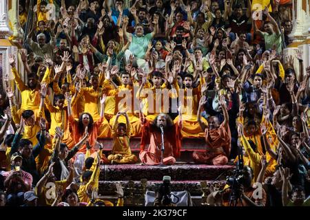 Rishikesh, Uttarakhand, Inde. 23rd septembre 2022. Pujya Swami Chidanand Saraswati également appelé Pujya Swamiji ou Pujya Muniji par des disciples, le Président et chef spirituel de Parmarth Niketan Ashram avec les dévotés, exécuter le rituel quotidien d'offrir des prières au fleuve Ganges. Parmarth Niketan fondé en 1942 par Pujya Swami Sukhdevanandji Maharaj est le plus grand Ashram de Rishikesh, avec plus de 1000 chambres fournissant une atmosphère propre, pure et sacrée avec des jardins abondants et magnifiques à des milliers de pèlerins qui viennent de tous les coins de la Terre. Les activités quotidiennes au Parmarth Niketan inclus Banque D'Images