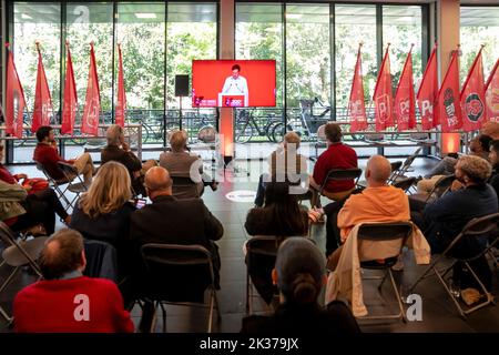 Le président du PS Paul Magnette en photo lors d'un congrès du parti socialiste francophone PS, dimanche 25 septembre 2022 à Bruxelles. BELGA PHOTO HATIM KAGHAT Banque D'Images