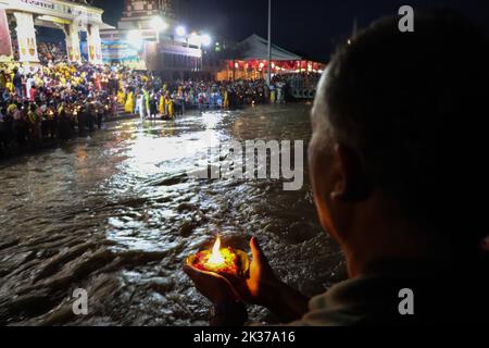 Rishikesh, Uttarakhand, Inde. 23rd septembre 2022. Un dévot exécute Aarti adorant le fleuve Ganges. Parmarth Niketan fondé en 1942 par Pujya Swami Sukhdevanandji Maharaj est le plus grand Ashram de Rishikesh, avec plus de 1000 chambres fournissant une atmosphère propre, pure et sacrée avec des jardins abondants et magnifiques à des milliers de pèlerins qui viennent de tous les coins de la Terre. Les activités quotidiennes du Parmarth Niketan comprennent le yoga quotidien spécialisé dans le Vinyasa Yoga, le yoga général Hatha, et le yoga Nindra, les prières universelles du matin et les cours de méditation, le satsang quotidien et les programmes de conférences, le kirtan an Banque D'Images