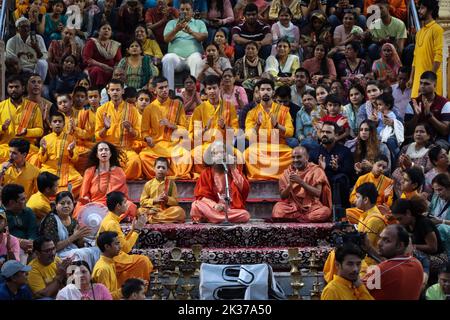 23 septembre 2022, Rishikesh, Uttarakhand, Inde: Swami Chidanand Saraswatiji Maharaj, président de Parmarth Niketan Ashram et de Saddvi Bhagawati Saraswati avec les dévotés, exécutent le kirtan et le satsang comme une partie de chaque rituel de soirée dans les ghats de la rivière Gange. .Parmarth Niketan fondé en 1942 par Pujya Swami Sukhdevanandji Maharaj est le plus grand Ashram de Rishikesh, avec plus de 1000 chambres fournissant une atmosphère propre, pure et sacrée avec des jardins abondants et magnifiques à des milliers de pèlerins qui viennent de tous les coins de la Terre. .Les activités quotidiennes du Parmarth Niketan incluent le yoga quotidien Banque D'Images