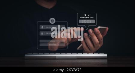 Authentification en deux étapes ou concept 2FA. 2023 Code de vérification et icône de touche sur l'écran du smartphone avec clavier de l'ordinateur pour la page de validation du mot de passe, Banque D'Images