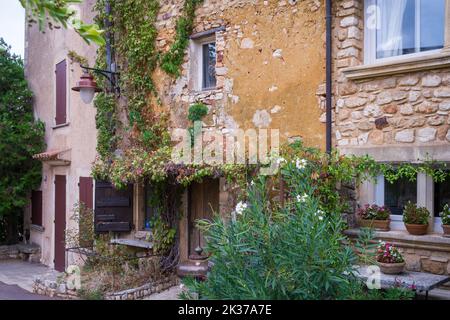 Maison typique à Roussillon (sud de la France) avec ses couleurs ocre et pastel. Banque D'Images