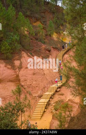 Personnes visitant le sentier de l'Ocher à Roussillon dans le sud de la France. Banque D'Images