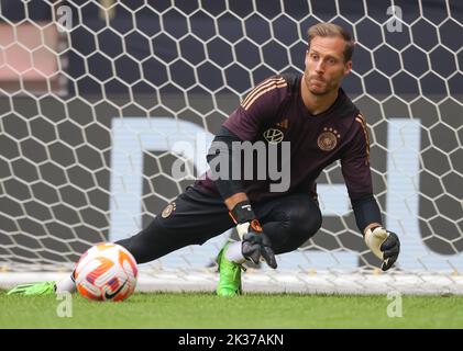 25 septembre 2022, Saxe, Leipzig: Football: Ligue des Nations, formation finale avant le match contre l'Angleterre à Red Bull Arena Leipzig. Oliver Baumann, gardien de but, participe à la formation. Photo : Jan Woitas/dpa Banque D'Images