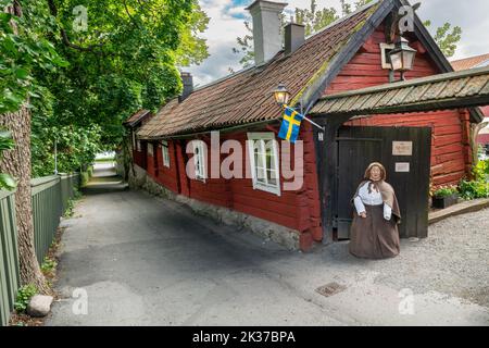 Sigtuna, Suède - 09.02.2022: Très ancienne maison traditionnelle en bois rouge dans la rue latérale de Sigtuna, la plus ancienne ville de Suède. Tant Bruns Kaffestoga. Banque D'Images