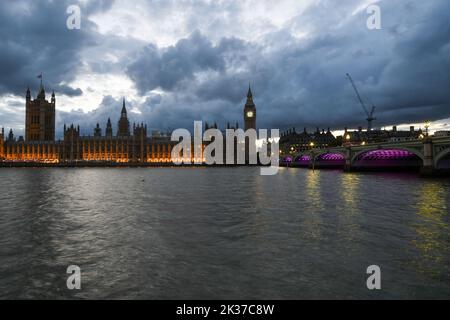 Ondon, Royaume-Uni, 24th septembre 2022, la flottille des réflexions est un hommage de la communauté fluviale marquant le décès de sa Majesté la Reine et l'accession du roi Charles III Tandis que les bateaux glissent tranquillement, cela permettra à ceux qui les regarde de se souvenir du passé et de penser positivement à l'avenir. L'événement permettra de recueillir jusqu'à £20 000 personnes pour le RNLI, soutenant la construction d'une nouvelle station de canot de sauvetage au pont de Waterloo. Andrew Lalchan Photography/Alay Live News Banque D'Images