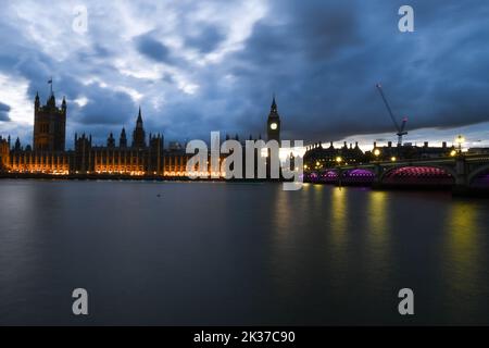 Ondon, Royaume-Uni, 24th septembre 2022, la flottille des réflexions est un hommage de la communauté fluviale marquant le décès de sa Majesté la Reine et l'accession du roi Charles III Tandis que les bateaux glissent tranquillement, cela permettra à ceux qui les regarde de se souvenir du passé et de penser positivement à l'avenir. L'événement permettra de recueillir jusqu'à £20 000 personnes pour le RNLI, soutenant la construction d'une nouvelle station de canot de sauvetage au pont de Waterloo. Andrew Lalchan Photography/Alay Live News Banque D'Images