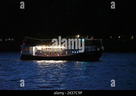 Ondon, Royaume-Uni, 24th septembre 2022, la flottille des réflexions est un hommage de la communauté fluviale marquant le décès de sa Majesté la Reine et l'accession du roi Charles III Tandis que les bateaux glissent tranquillement, cela permettra à ceux qui les regarde de se souvenir du passé et de penser positivement à l'avenir. L'événement permettra de recueillir jusqu'à £20 000 personnes pour le RNLI, soutenant la construction d'une nouvelle station de canot de sauvetage au pont de Waterloo. Andrew Lalchan Photography/Alay Live News Banque D'Images