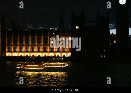 Ondon, Royaume-Uni, 24th septembre 2022, la flottille des réflexions est un hommage de la communauté fluviale marquant le décès de sa Majesté la Reine et l'accession du roi Charles III La Barge de la Reine, Gloriana, est la pièce maîtresse de la flottille. Tandis que les bateaux glissent tranquillement, cela permettra à ceux qui les regarde de se souvenir du passé et de penser positivement à l'avenir. L'événement permettra de recueillir jusqu'à £20 000 personnes pour le RNLI, soutenant la construction d'une nouvelle station de canot de sauvetage au pont de Waterloo. Andrew Lalchan Photography/Alay Live News Banque D'Images