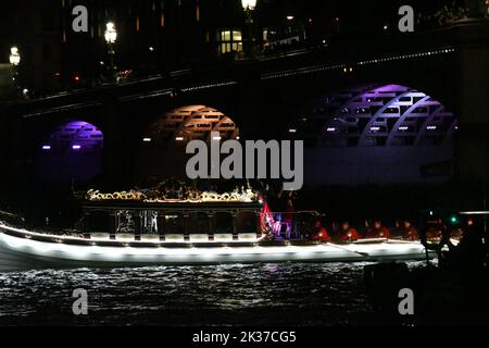 Ondon, Royaume-Uni, 24th septembre 2022, la flottille des réflexions est un hommage de la communauté fluviale marquant le décès de sa Majesté la Reine et l'accession du roi Charles III La Barge de la Reine, Gloriana, est la pièce maîtresse de la flottille. Tandis que les bateaux glissent tranquillement, cela permettra à ceux qui les regarde de se souvenir du passé et de penser positivement à l'avenir. L'événement permettra de recueillir jusqu'à £20 000 personnes pour le RNLI, soutenant la construction d'une nouvelle station de canot de sauvetage au pont de Waterloo. Andrew Lalchan Photography/Alay Live News Banque D'Images