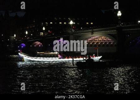 Ondon, Royaume-Uni, 24th septembre 2022, la flottille des réflexions est un hommage de la communauté fluviale marquant le décès de sa Majesté la Reine et l'accession du roi Charles III La Barge de la Reine, Gloriana, est la pièce maîtresse de la flottille. Tandis que les bateaux glissent tranquillement, cela permettra à ceux qui les regarde de se souvenir du passé et de penser positivement à l'avenir. L'événement permettra de recueillir jusqu'à £20 000 personnes pour le RNLI, soutenant la construction d'une nouvelle station de canot de sauvetage au pont de Waterloo. Andrew Lalchan Photography/Alay Live News Banque D'Images