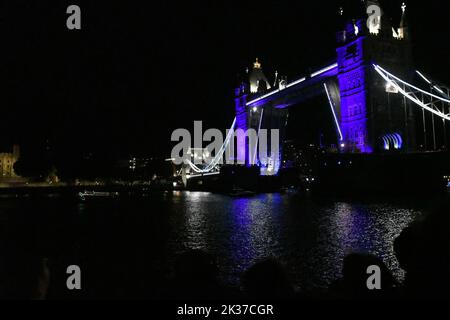 Ondon, Royaume-Uni, 24th septembre 2022, la flottille des réflexions est un hommage de la communauté fluviale marquant le décès de sa Majesté la Reine et l'accession du roi Charles III La Barge de la Reine, Gloriana, est la pièce maîtresse de la flottille. Tandis que les bateaux glissent tranquillement, cela permettra à ceux qui les regarde de se souvenir du passé et de penser positivement à l'avenir. L'événement permettra de recueillir jusqu'à £20 000 personnes pour le RNLI, soutenant la construction d'une nouvelle station de canot de sauvetage au pont de Waterloo. Andrew Lalchan Photography/Alay Live News Banque D'Images