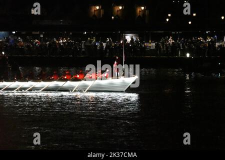 Ondon, Royaume-Uni, 24th septembre 2022, la flottille des réflexions est un hommage de la communauté fluviale marquant le décès de sa Majesté la Reine et l'accession du roi Charles III La Barge de la Reine, Gloriana, est la pièce maîtresse de la flottille. Tandis que les bateaux glissent tranquillement, cela permettra à ceux qui les regarde de se souvenir du passé et de penser positivement à l'avenir. L'événement permettra de recueillir jusqu'à £20 000 personnes pour le RNLI, soutenant la construction d'une nouvelle station de canot de sauvetage au pont de Waterloo. Andrew Lalchan Photography/Alay Live News Banque D'Images