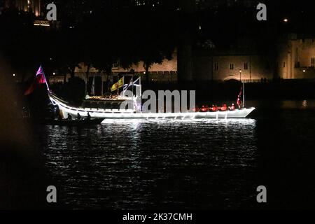 Ondon, Royaume-Uni, 24th septembre 2022, la flottille des réflexions est un hommage de la communauté fluviale marquant le décès de sa Majesté la Reine et l'accession du roi Charles III La Barge de la Reine, Gloriana, est la pièce maîtresse de la flottille. Tandis que les bateaux glissent tranquillement, cela permettra à ceux qui les regarde de se souvenir du passé et de penser positivement à l'avenir. L'événement permettra de recueillir jusqu'à £20 000 personnes pour le RNLI, soutenant la construction d'une nouvelle station de canot de sauvetage au pont de Waterloo. Andrew Lalchan Photography/Alay Live News Banque D'Images