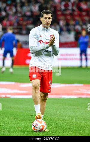 VARSOVIE, POLOGNE - 22 SEPTEMBRE 2022: UEFA Nations League division A group 4 match Pologne contre pays-Bas 0:2. Robert Lewandowski pendant l'échauffement. Banque D'Images