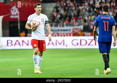 VARSOVIE, POLOGNE - 22 SEPTEMBRE 2022: UEFA Nations League division A group 4 match Pologne contre pays-Bas 0:2. Robert Lewandowski avec le ballon. Banque D'Images