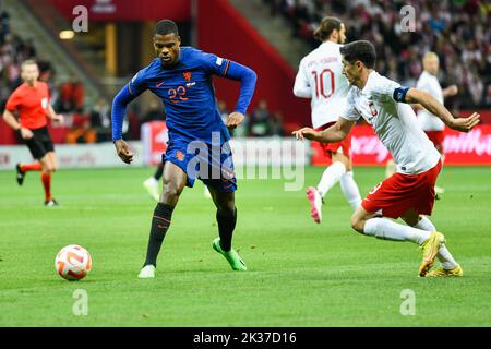 VARSOVIE, POLOGNE - 22 SEPTEMBRE 2022: UEFA Nations League division A group 4 match Pologne contre pays-Bas 0:2. En action Denzel Dumfries (L) et Robe Banque D'Images