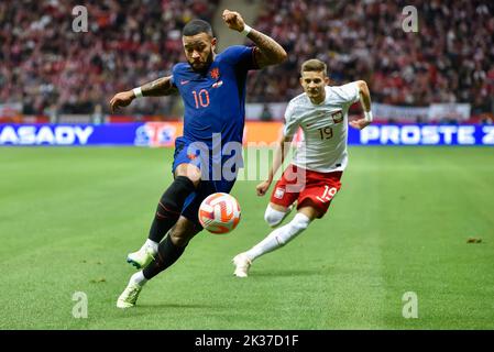 VARSOVIE, POLOGNE - 22 SEPTEMBRE 2022: UEFA Nations League division A group 4 match Pologne contre pays-Bas 0:2. En action Memphis Depay (L) Sebastian S. Banque D'Images