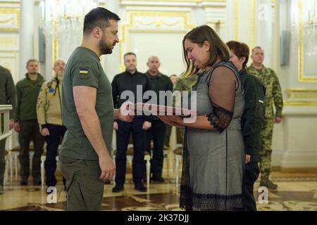 Kiev, Ukraine. 24 septembre 2022. Le président ukrainien Volodymyr Zelenskyy, à gauche, rémente les ordres d'étoile d'or aux militaires et aux membres de la famille qui ont reçu le titre de héros de l'Ukraine à la salle blanche des héros au Palais Mariinsky, 24 septembre 2022 à Kiev, en Ukraine. Credit: Bureau de presse présidentiel ukrainien/Présidence ukrainienne/Alamy Live News Banque D'Images