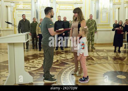 Kiev, Ukraine. 24 septembre 2022. Le président ukrainien Volodymyr Zelenskyy, à gauche, rémente les ordres d'étoile d'or aux militaires et aux membres de la famille qui ont reçu le titre de héros de l'Ukraine à la salle blanche des héros au Palais Mariinsky, 24 septembre 2022 à Kiev, en Ukraine. Credit: Bureau de presse présidentiel ukrainien/Présidence ukrainienne/Alamy Live News Banque D'Images