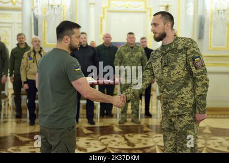 Kiev, Ukraine. 24 septembre 2022. Le président ukrainien Volodymyr Zelenskyy, à gauche, rémente les ordres d'étoile d'or aux militaires et aux membres de la famille qui ont reçu le titre de héros de l'Ukraine à la salle blanche des héros au Palais Mariinsky, 24 septembre 2022 à Kiev, en Ukraine. Credit: Bureau de presse présidentiel ukrainien/Présidence ukrainienne/Alamy Live News Banque D'Images