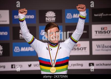 25th septembre 2022; Wollongong, Illawarra, pays de Galles du Sud, Australie: UCI World Road Cycling Championships, Remco Evenepoel de Belgique célèbre sur le podium après sa victoire dans la course sur route d'Ellite Mens Banque D'Images