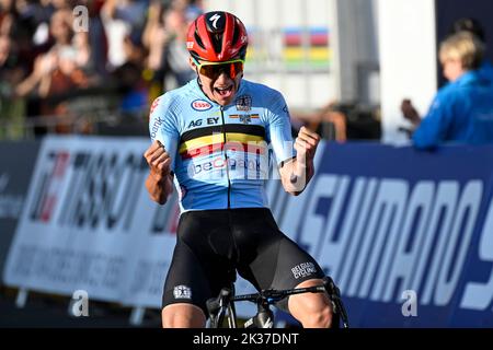 25th septembre 2022 ; Wollongong, Illawarra, pays de Galles du Sud, Australie : Championnats du monde de cyclisme sur route UCI, Remco Evenepoel de Belgique célèbre après avoir franchi la ligne d'arrivée pour remporter la course Elite Mens Road Banque D'Images